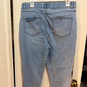 Skinny Jeans with Embroidered Design on Side